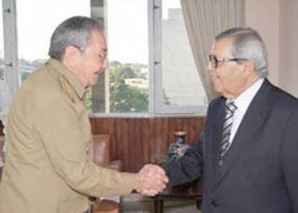 Raúl recibe al enviado especial del líder libio