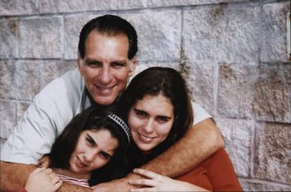 René junto a sus hijas