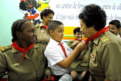 Homenaje a mujeres de verde olivo