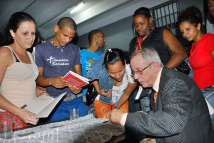 Jóvenes y el doctor Jorge Pérez