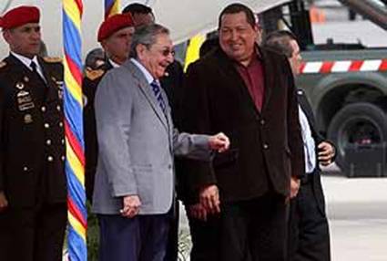 Raúl Castro fue recibido por el presidente Hugo Chávez