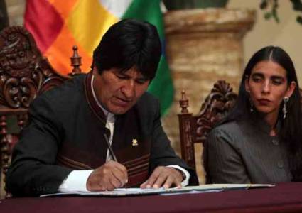 Evo Morales firma Ley de Consulta Previa