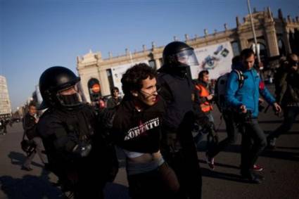 Manifestantes y policías en Barcelona