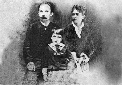 José Martí y Carmen Zayas Bazán con su hijo