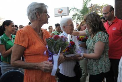 Madres, esposas de los Cinco y primera secretaria de la UJC