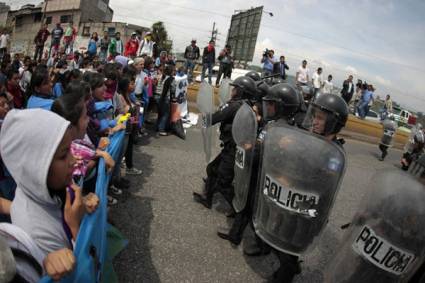 Policía disuelve protesta de universitarios