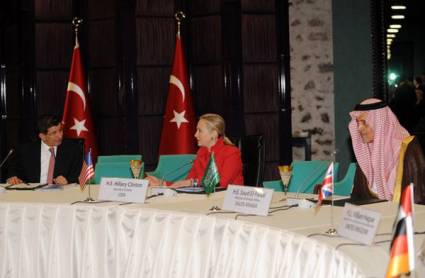 Ahmet Davutoglu y Hillary Clinton reunidos en Estambul