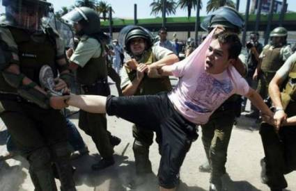 Policía chilena reprime marcha de estudiantes