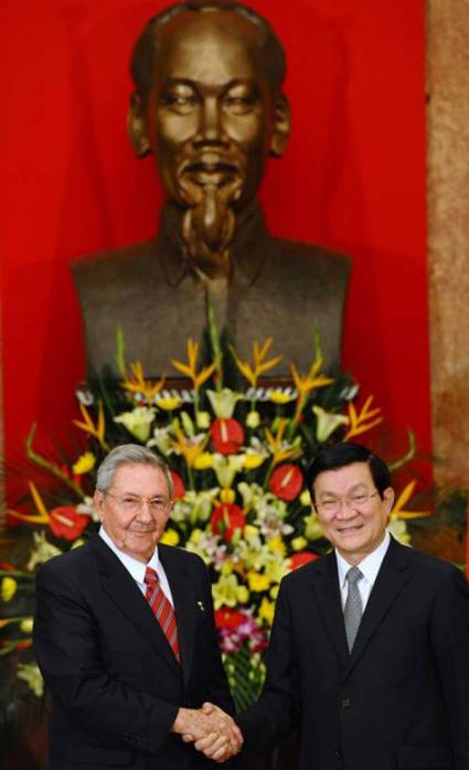 Raúl en visita oficial a Vietnam 