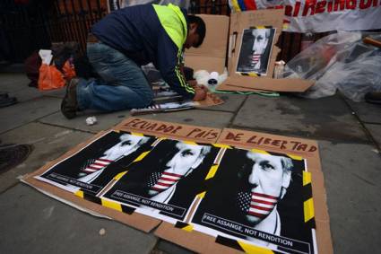 Frente a la embajada ecuatoriana en Londres