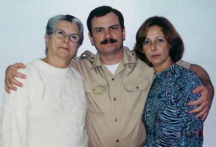 Fernando González Llor junto a su esposa y madre