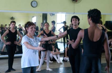 Mirta Hermida con sus alumnos