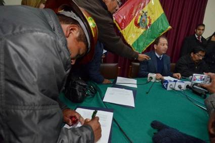 Mineros bolivianos firma acuerdo