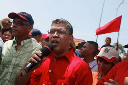 Elías Jaua vicepresidente venezolano declara ante los medios