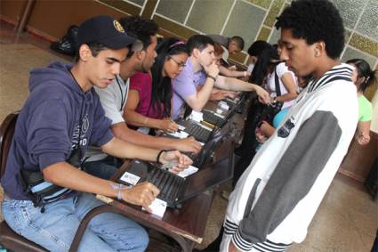Los venezolanos acuden a votar Caracas