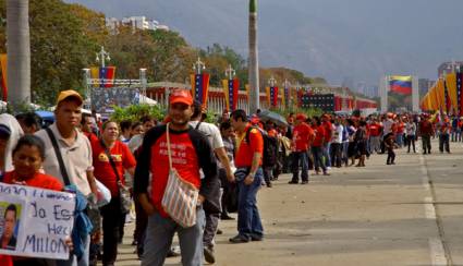 Largas colas para entrar al Salón de Honor de la Academia 