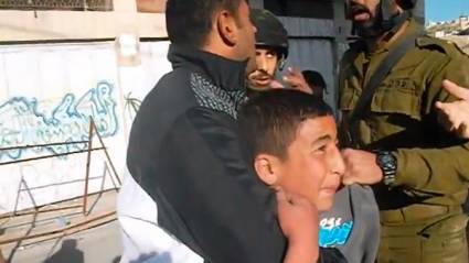 Niños palestinos detenidos por soldados israelíes