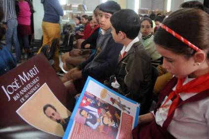 Niños capitalinos en el Centro mixto José Luis Arruñada