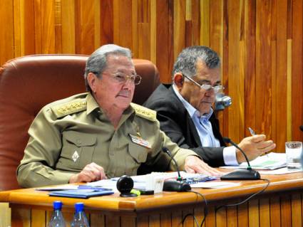 Raúl Castro Ruz en la reunión del Consejo de Ministros