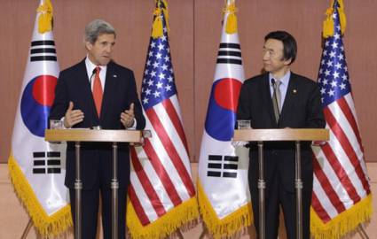 John Kerry junto a Yun Byung-se