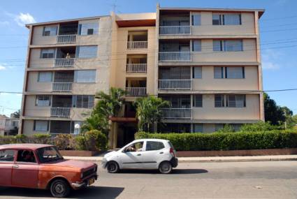 Compraventa de autos y viviendas