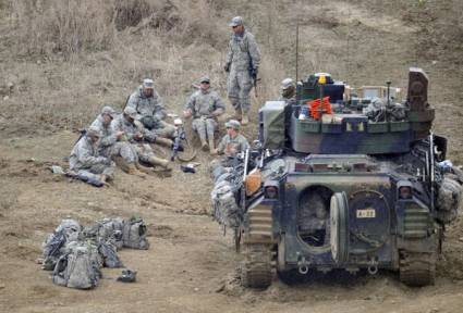 Soldados de EE.UU. junto a vehículo Bradley