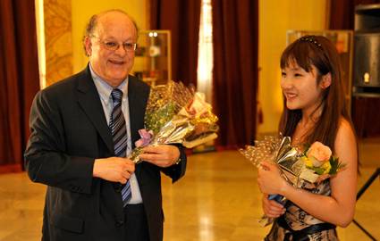 Profesor cubano Salomón Gadles Mikowsky junto a la pianista china Wenqiao Jiang