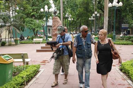 Filmando en el parque en memoria de José Martí