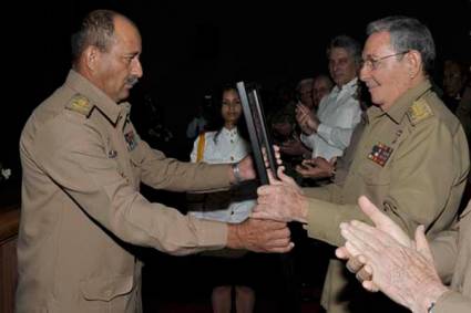 Confieren a Fidel título de Doctor Honoris Causa en Ciencias Militares 