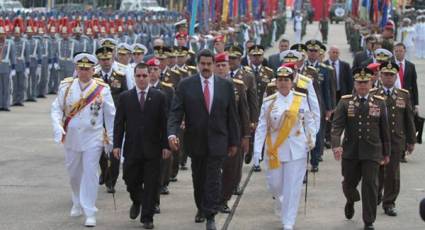 Presidente Nicolas Maduro y oficiales venezolanos