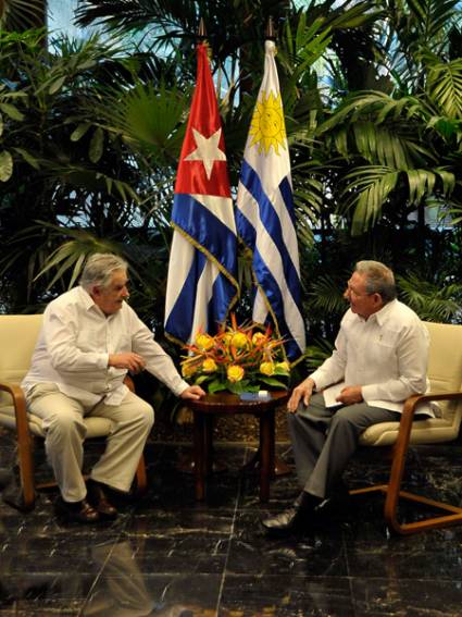 Raúl Castro junto a José Mujica