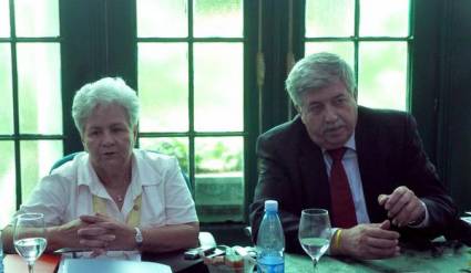 La contralora general Gladys Bejerano y el Señor Dimitri Vlasis