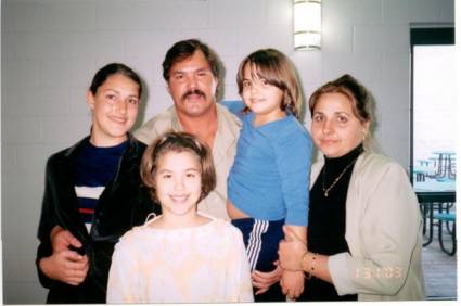 Ramón Labañino Salazar con su familia