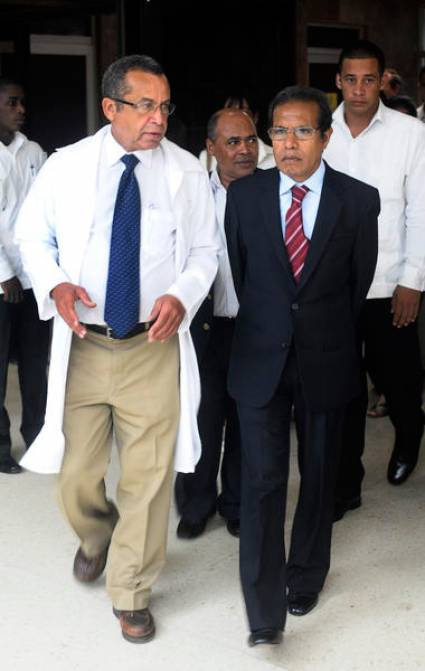 El Doctor Luis Herrera y el presidente Taur Matan Ruak (derecha)