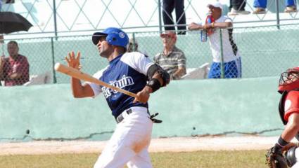 Yordan Manduley jugador de cuadro de los sabuesos de Holguín