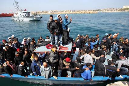 Inmigrantes cruzan el Mediterráneo