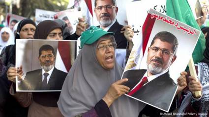 Manifestantes apoyan a Mursi