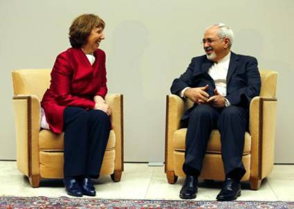 Catherine Ashton con el canciller iraní