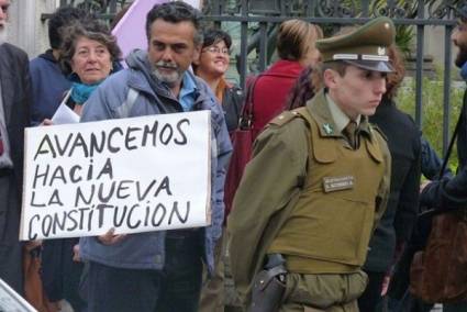 Chilenos piden reformas en la actual Constitución