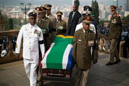 Féretro de Nelson Mandela en capilla ardiente