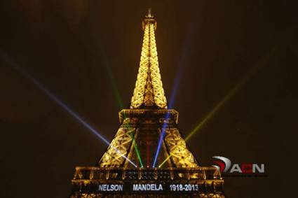 Torre Eiffel rinde tributo a Nelson Mandela