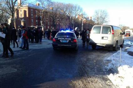 Desalojan Universidad de Harvard por reporte de explosivos