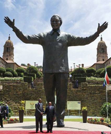 Develan estatua gigante de Mandela