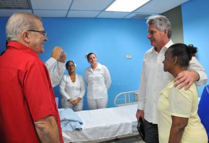 Miguel Díaz-Canel visita a cooperantes cubanos en Venezuela