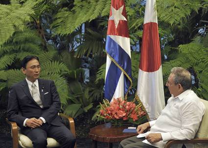 Keiji Furuya y Raúl Castro Ruz