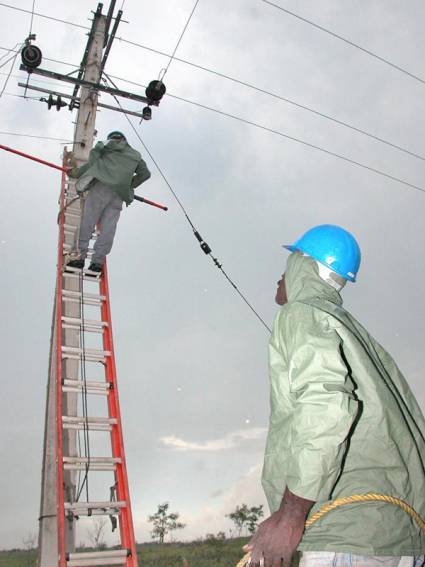 Electrificación de comunidades en Villa Clara y Las Tunas