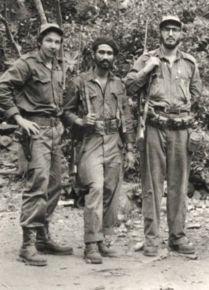  Raúl Castro y Juan Almeida junto a Fidel Castro 