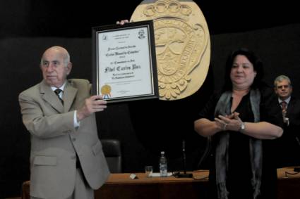 Ramon Machado Ventura recibe premio otorgado a Fidel