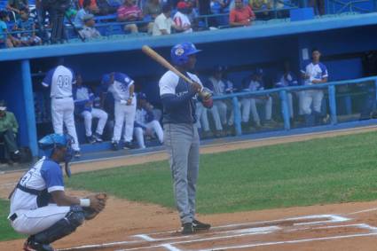 Maikel Cáceres llegó a 100 hits en la temporada