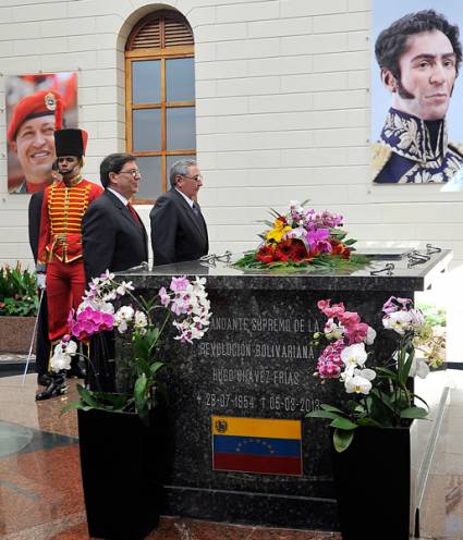 Raúl rinde homenaje a Chávez
